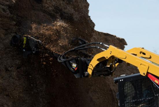 Cat® DFS124 Silage Defacer Reaching High in the Pile